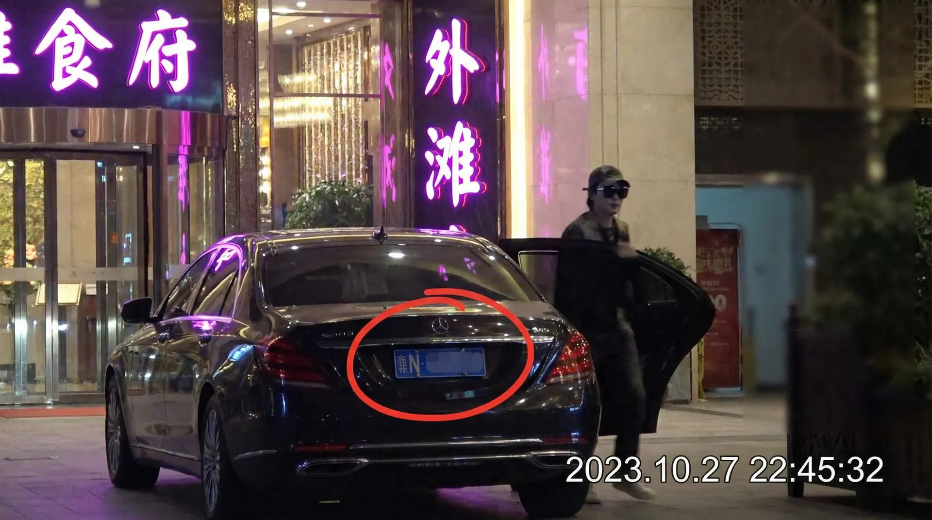 乐动体育网址 - 豪车餐厅外偷拍